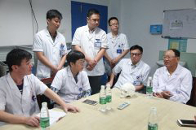 国内顶尖神经外科专家许百男教授莅临市汉阳医院授课指导