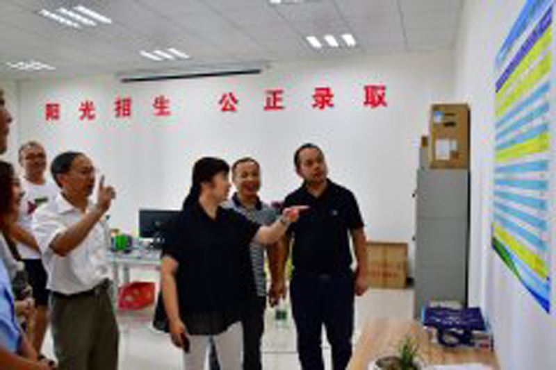 联合体领导慰问一线员工送清凉