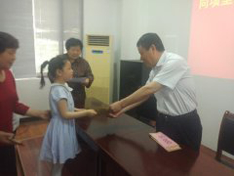 宿迁市东方医院党员和职工给孤贫儿童捐助