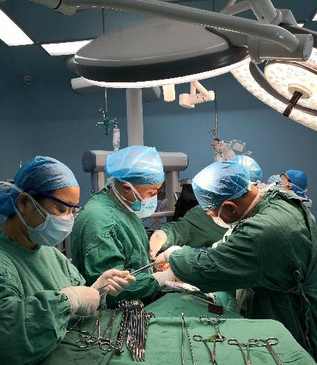 汉阳医院为巨大胸骨肿瘤患者用3D打印技术植入“铁骨”