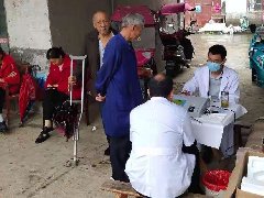 监利市三医院下村开展免费体检活动